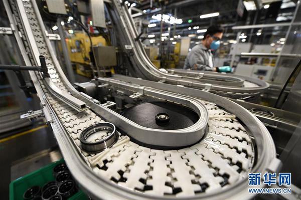 在宁夏银川市经济开发区内，舍弗勒（宁夏）有限公司员工在汽车轴承车间忙碌（3月11日摄）。 新华社记者 冯开华 摄