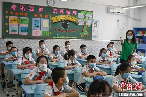 资料图：小学生佩戴口罩返校复课?！≌判肆?摄