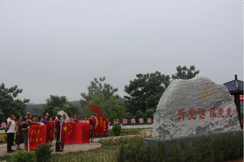 孟州市群英合唱团几十名团员正在演唱红歌