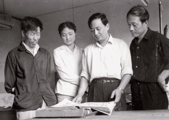 1985年王星记扇厂，左起潘飞仑、钱小纯、朱豹卿、曾宓