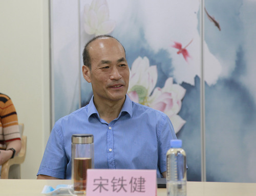 宋主席出席座谈会并讲话