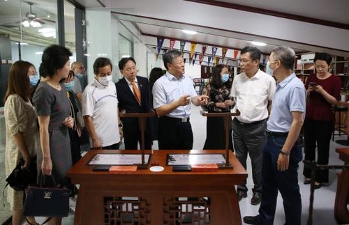 参观王府校园与科学技术实践创新实验室