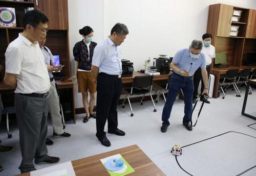 参观王府校园与科学技术实践创新实验室2