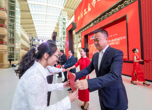 党彦宝理事长为受奖励学生代表发放“燕宝奖学金”