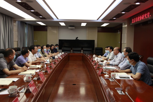 与会人员交流讨论