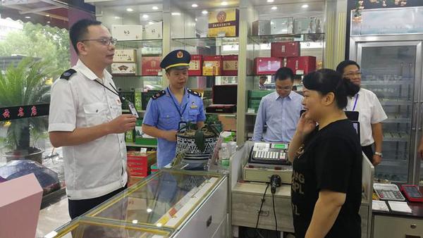 杭州市萧山区纪委监委开展“烟票”专项整治，坚决遏制“烟票”、支付凭证等有价证券背后的“四风”问题滋生蔓延。图为近日，该区纪委监委牵头组织的专项检查组对一家烟酒店开展“烟票”问题专项检查。杨圆圆 摄