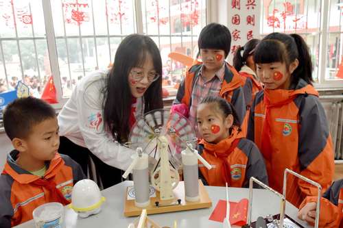 9 科技小屋志愿者为孩子们讲解发电机原理。岳本勇摄