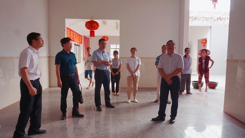 2019年8月29日，市政协党组书记、主席杨志宇（右一）带领有关职能部门深入北界镇西镇村调研六文自然村村务协商议事会建设遇到的规划难问题。