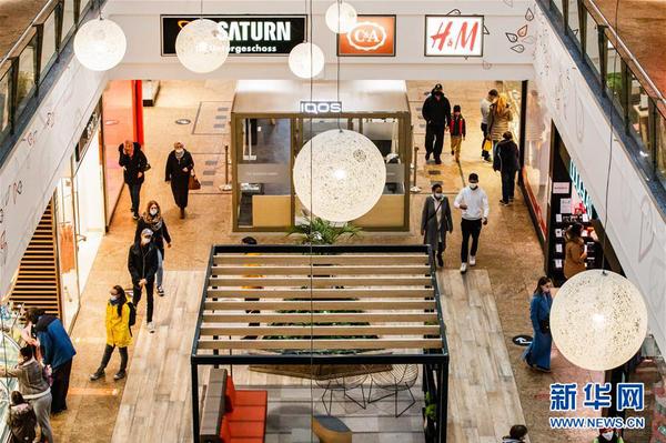 10月14日，在德国首都柏林，人们在一家商场购物。 德国疾控机构罗伯特·科赫研究所14日公布的新冠疫情数据显示，截至当天零时，德国较前一日新增确诊病例5132例，创4月初以来单日新增最高纪录。 新华社发