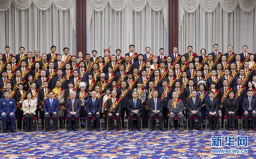 10月17日，中共中央政治局常委、全国政协主席汪洋在北京会见全国脱贫攻坚奖获奖者。新华社记者 殷博古 摄