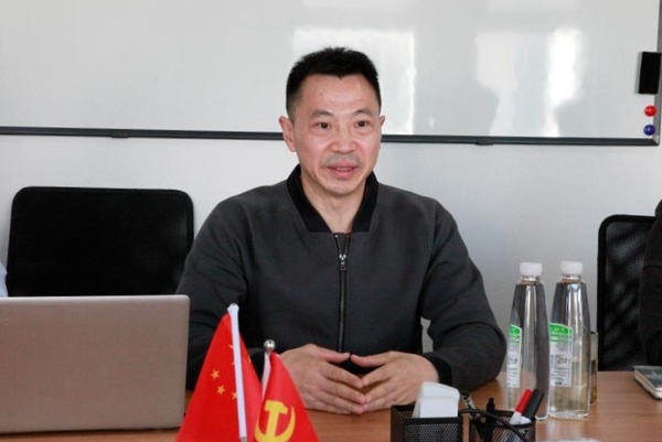 吴海委员介绍企业发展情况 吴海委员介绍企业发展情况