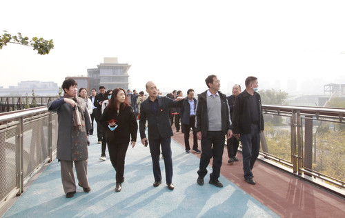 党员干部们参观首钢园区