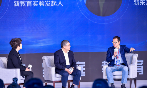 从左至右为张丹、朱永新、俞敏洪