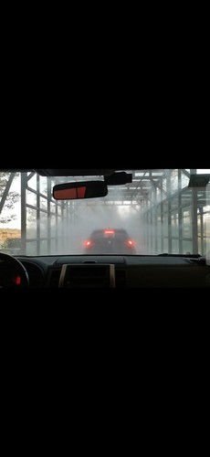 在进入石首麋鹿国家级自然保护区入口，记者所乘坐的车辆需完成消毒后方可入内。人民政协网记者 付振强 摄