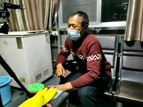 饲养员丁泽良向记者讲述他与江豚的故事。人民政协网记者 付振强 摄