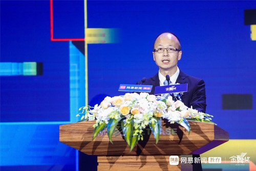 网易传媒副总裁田华代表活动主办方致辞