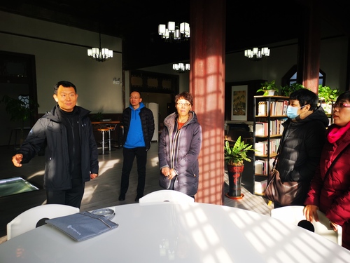 委员实地参观“77文创·缘庆书苑”