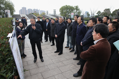 市政协中共界别活动组委员调研镜湖核心区建设情况，市政协领导以界别委员身份参加调研。（摄影 韩婷婷）