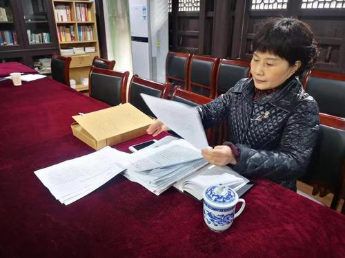 屠剑虹委员正着手准备一场委员会客厅活动。（摄影 徐翱翔）