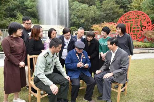 市政协党员委员带领“80后”委员看望抗美援朝老战士，听烽火往事、树家国情怀。（摄影 傅亚男）