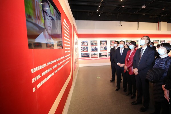 开幕活动后，与会各界人士参观“追梦中华·侨与脱贫攻坚”网络主题活动成果展
