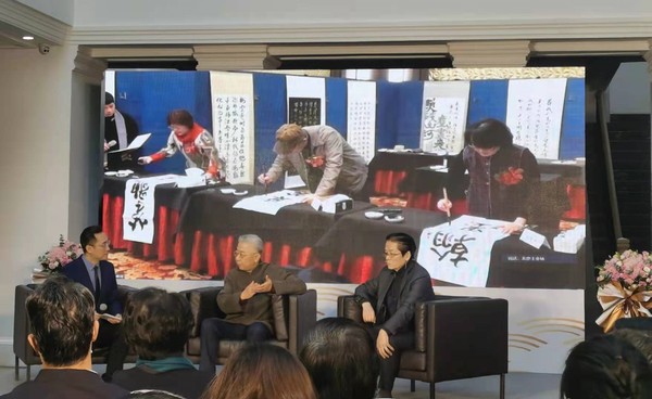 北京书法家协会副主席孟繁禧（右2）、杨广馨（右1）与台湾书法家探讨书法艺术与创作。修菁　摄