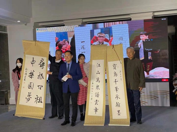 两岸书法家展示互赠的墨宝，表达对同胞的深情和希望两岸关系和平发展的共同心愿?！⌒掭?摄