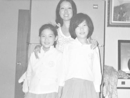 三毛与陈天慈、陈天恩姐妹俩。受访者供图