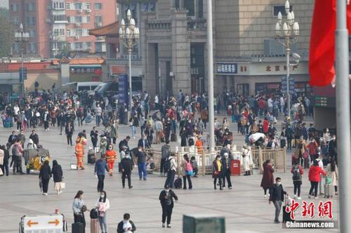 10月7日，旅客走过北京火车站广场。 中新社记者 蒋启明 摄