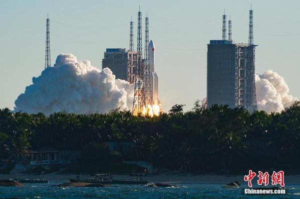 资料图：长征五号B运载火箭点火腾空而起。 骆云飞 摄