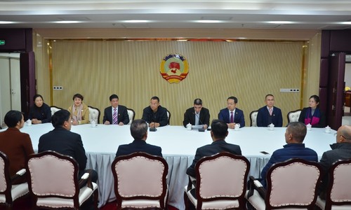 图为市政协副主席刘国学出席揭牌仪式，市政协秘书长郭业山主持。