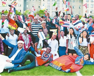 来自“一带一路”国家的留学生占在华留学生总数的一半以上。图为哈尔滨工程大学外国留学生毕业联欢留影。