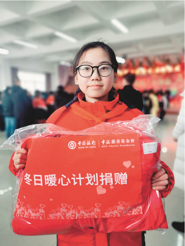 淳化县官庄学区小学生收到新羽绒服 中银供图 淳化县官庄学区小学生收到新羽绒服 中银供图