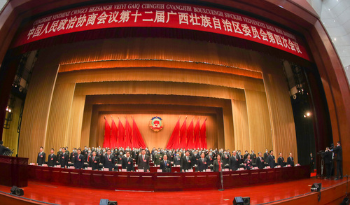 齐声高唱国歌。覃文宇摄