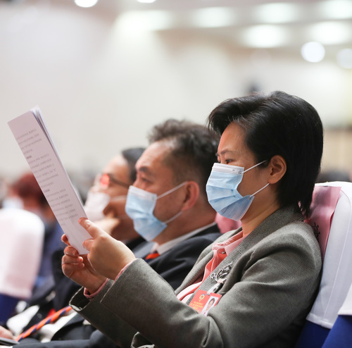 委员们认真听取报告。覃文宇摄