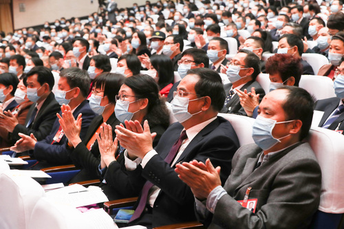 委员们对大会召开报以热烈的掌声。覃文宇摄