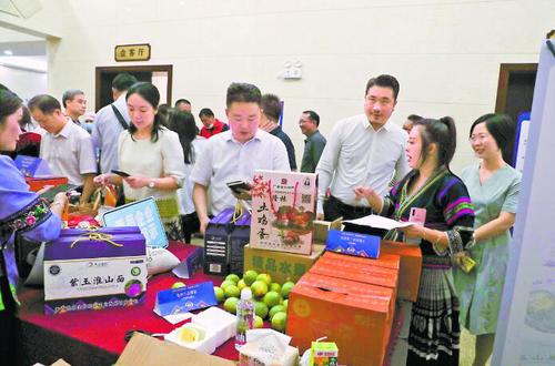 自治区政协委员、各界爱心人士踊跃釆购扶贫特色产品。