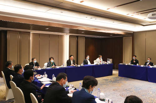 1月20日下午，广西壮族自治区政协党组书记、十二届四次会议临时党委书记孙大伟参加讨论常委会工作报告和提案工作情况报告。覃文宇摄