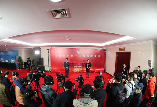 广西壮族自治区政协十二届四次会议首场“委员议事”集中采访&nbsp;覃文宇摄