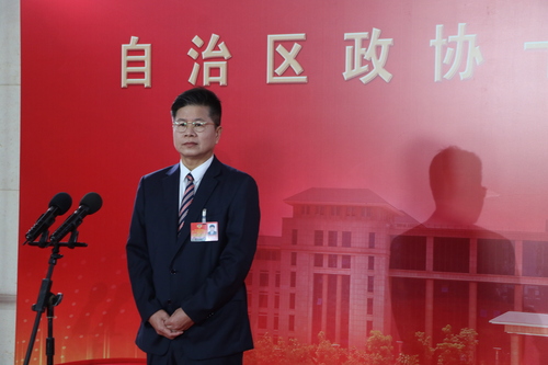 广西壮族自治区政协委员、自治区环保科研院教授级高级工程师曾广庆&nbsp;肖亮升摄