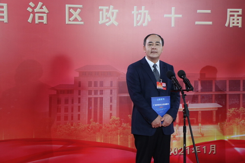 广西壮族自治区政协委员、广西社科院院长陈立生&nbsp;肖亮升摄