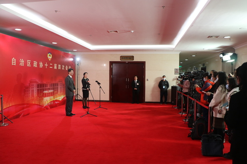 广西壮族自治区政协十二届四次会议首场“委员议事”集中采访&nbsp;&nbsp;肖亮升摄