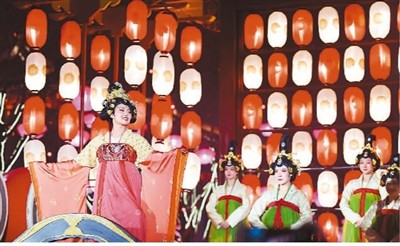 1演员在西安大唐不夜城步行街表演。新华社记者 张博文摄