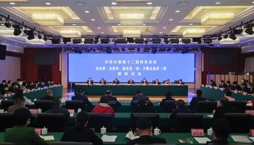 广西壮族自治区政协十二届四次会议农业界、妇联界、教育界一组、少数民族界二组联组讨论会场。 覃文宇摄