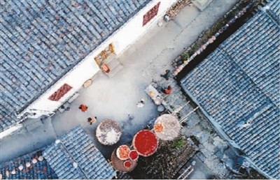 　石台县画坑村民组，徽派古民居与村民晾晒的农作物相互映衬。王闽摄（人民图片）