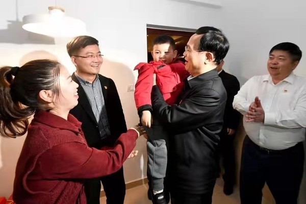 林宝金慰问2020年市引进生纪浩鹏一家。