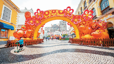 　澳门议事亭前地的新春灯饰。