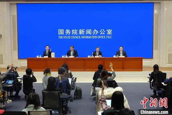 2月24日，国务院新闻办公室举行新闻发布会，请商务部部长王文涛，商务部副部长兼国际贸易谈判副代表王受文，商务部副部长钱克明介绍加快商务高质量发展，服务构建新发展格局有关情况，并答记者问。 中新社记者 杨可佳 摄