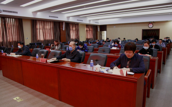 与会人员认真听讲