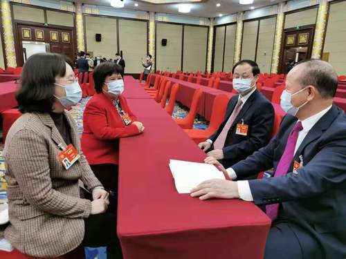 谢尚果、戴铭、黄晓娟、杜丽群4位委员会后坐在一起，畅谈现场聆听习近平总书记看望医药卫生界教育界委员并发表重要讲话的体会。李芳林 摄